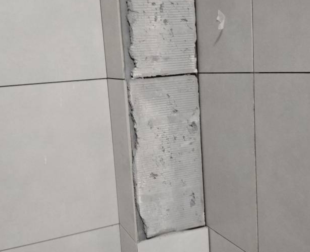 淮南市瓷砖空鼓维修公司分享下瓷砖施工前基层浇水润湿程度不足，可能导致以下问题